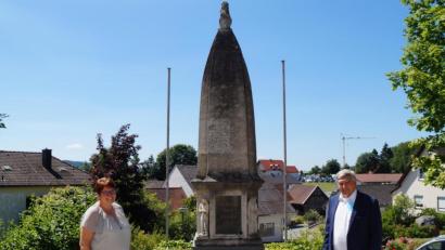 Bild: weu
Beim Besuch besichtigten MdB Karl Holmeier und Bürgermeisterin Anita Forster auch das renovierungsbedürftige Kriegerdenkmal.