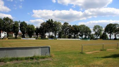 Bild: wro
Ein Thema im Marktgemeinderat Fuchsmühl war der Sportplatz am Jahnweg. In der letzten Sitzung vor der Sommerpause wurde mehrheitlich beschlossen, einen Bebauungsplan aufstellen zu lassen, so dass das Gelände einmal als Baufläche genutzt werden kann.
