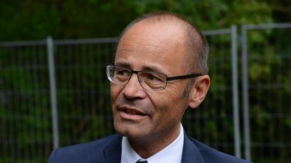 Bild: Petra Hartl
Erst vor Kurzem wurde Alfred Scheidler zum Leitenden Regierungsdirektor in Neustadt befördert. Der Bericht sorgte für Verwirrung, da Scheidler zwei Landräte zu vertreten scheint. Doch der Teufel steckt im Detail der Bezeichnungen.