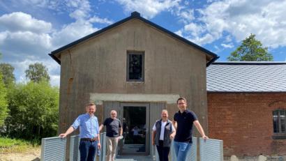 Bild: exb
Mit MdL Tobias Reiß freuen sich Zweiter Bürgermeister Christian Drehobel, Bürgermeister Bernhard Schindler und Europaabgeordneter Christian Doleschal (von links) über die enormen Entwicklungschancen gerade auch in der Gemeinde Brand.