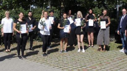 Bild: usc
Nach dreijähriger Ausbildung schafften neun Frauen und zwei Männer ihr Examen als Altenpfleger. Staatspreise für besondere Leistungen erhielten Anna-Maria Augsberger (Vierte von links) und Heidelinde Hagel (Sechste von rechts).