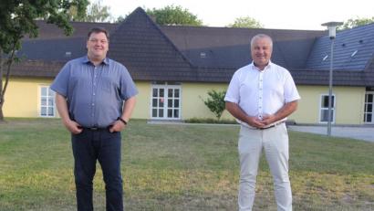 Bild: ral
Auch in den nächsten sechs Jahren führt der Bürgermeister der Gemeinde Fensterbach, Christian Ziegler (links) den Wasserzweckverband Fensterbach-Schmidgaden. Ihm zur Seite steht der Bürgermeister der Gemeinde Schmidgaden, Josef Deichl.
