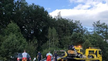 Bild: krb
Der überladene Hänger wird abtransportiert. Die Staatsstraße bei Neustadt war nach dem Unfall eine Dreiviertelstunde gesperrt.