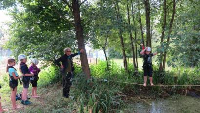 Bild: jzk
„Nur Mut“, rief Betreuer Michael Wagner seinen Schützlingen beim Überqueren der Seilbrücke über den Teich zu.