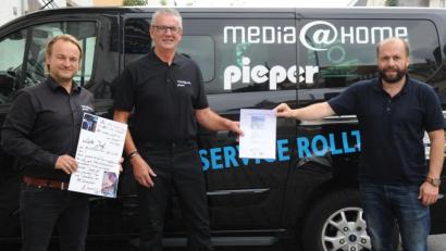 Bild: gf
Seit 45 Jahren ist Josef Huber (Zweiter von links) im Radio- und Fernsehfachgeschäft Pieper beschäftigt. Dazu gratulierten Firmeninhaber Wilfried Pieper (links) und für die Handwerkskammer Niederbayern/Oberpfalz der Betriebsberater Josef Vogl (rechts).