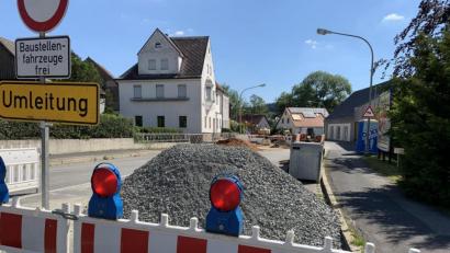 Bild: adj
Im Rahmen der Erneuerungsarbeiten der B15 des Staatlichen Bauamts erneuert die Gemeinde die Hausanschlüsse der Anwohner der Hauptstraße ab der Windischeschenbacher 
Straße in Richtung Neustadt.
