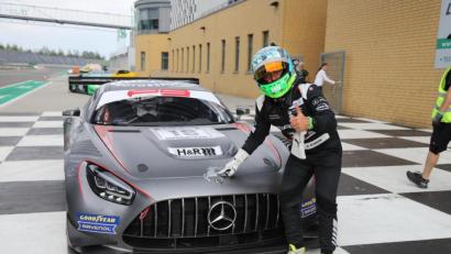 Bild: co_mediavision
„Platz eins“, zeigt Dominik Schraml vor dem Mercedes an, mit dem er und Partner Mario Hirsch souverän zum Sieg fuhren.