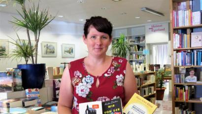 Bild: ubb
Buchhändlerin Stefanie Teicher von der Buchhandlung Rode in Tirschenreuth hat ihre drei Favoriten als geeignete Urlaubslektüre für die Familie ohne großes Zögern ausgesucht. Mit diesen drei Schmökern, sagt sie, sei Urlaubsfeeling daheim garantiert.
