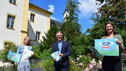 Bild: szl
Susanne Stich, Bürgermeister Franz Stahl und Tourist-Info-Leiterin Stefanie Süß (von links) stellen das Familien-Ferienprogramm "Urlaub daheim" vor. 20 Aktionen erarbeiteten sich die Mitarbeiterinnen der Tourist-Info gemeinsam mit den Gästeführern und Vereinen.