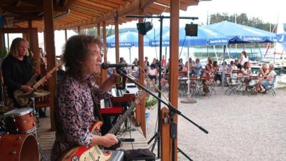Bild: Hirsch
Rockmusiker Jed Thomas unterhielt die Gäste am Strand des Steinberger Sees.