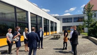 Bild: exb
Ministerialrat Ralf Kaulfuß sieht sich in der Windischeschenbacher Schule um, die als eine von drei Schulen in Bayern an einem Modellversuch teilnimmt.