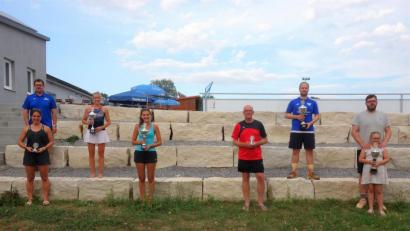 Bild: tra
Das Siegerfoto mit zweitem Vorsitzenden Christian Scharl, Linda Trager und Max Hauer (hinten, von links) sowie Melli Sommerer, Lea Schmalzbauer, Peter Christmann, Lena und Bastian Bartmann (vorne, von links).