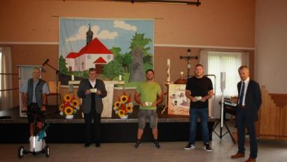 Bild: edo
Robert Biersack (links) und Eduard Stopfer (rechts) überreichen Spenden an Pater Adrian (Zweiter von links), Schützenvorsitzender Martin Schmid (Mitte) und den stellvertretenden MCO-Vorsitzenden Lukas Eckert (Zweiter von rechts).