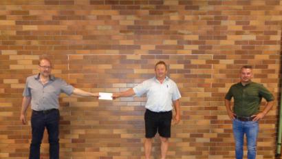 Bild: amö
Die Jagdpächter Christian Turban (links) und Alois Bauer (rechts) überreichen dem scheidenden Jagdpächter Josef Meindl einen Gutschein.