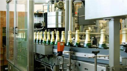 Bild: eib
Flaschenabfüllanlage bei Bohemia Sekt. Die Teilnehmer der Kulturtour erhalten Einblick in die Produktion.