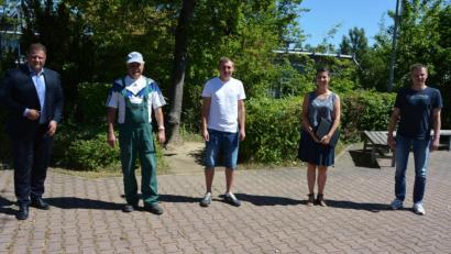 Bild: jr
Stefan Bauer (Mitte) verstärkt das Team der Stadtgärtnerei Mitterteich. Alles Gute wünschten (von links) Bürgermeister Stefan Grillmeier und Stadtgärtner Willi Kilian sowie (von rechts) Alfred Mayerhofer (Stadtverwaltung) und Silke Pappenberger vom Verein Denkstatt.