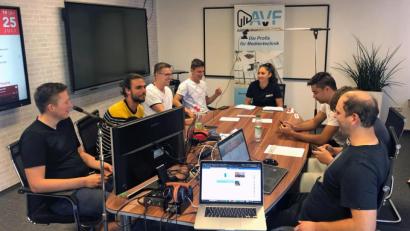 Bild: gud
Aus dem Showroom der Oberviechtacher Firma AVF wurde der Livestream des Würfel-Turniers ins Internet übertragen. Geschäftsführer Andreas Ferstl hatte den Organisatoren des Handballvereins die Räumlichkeiten zur Verfügung gestellt.