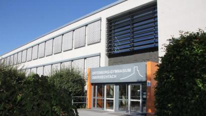 Bild: frd
Von außen wirkt es ruhig, doch innen ist die Hölle los. Im Ortenburg-Gymnasium soll ein zusammenhängender naturwissenschaftlicher Trakt entstehen. Der Umbau kostet 200 000 Euro.