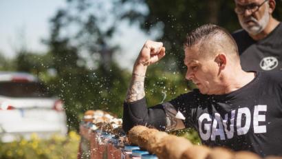 Bild: Johanna Reumann
Mit seinen Ellenbogen hat Jens Gaude 87 Kokosnüsse zerschlagen und so mit großem Abstand einen bestehenden Weltrekord gebrochen.