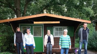 In die Zukunft gehen die Hundefreunde mit dem Vorstand (von links) Birgit Schönberger (zweite Vorsitzende), Patricia Lindner (Schriftführerin), Tina Rebhan (Kassenwartin), Ulrike Niemetz (Vorsitzende) und Volker Herdam (Ausbildungswart).