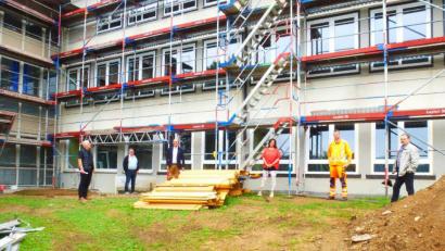 Bild: mad
Im Gerüst-Gewand präsentiert sich das Gebäude der Doktor-von-Ringseis-Schule in diesen Sommerferien. Über den Verlauf der energetischen Sanierung informierten sich (von rechts) Zweiter Bürgermeister Franz Stockerl, Hausmeister Martin Lohrer, Rektorin Claudia Buchmann, Bürgermeister Maximilian Beer, Dritter Bürgermeister Andreas Immervoll und Architekt Michael Steidl.