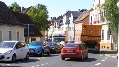 Bild: pz
Zu größeren Verkehrsbehinderungen in der Innenstadt kommt es zurzeit in der Egerer Straße wegen Arbeiten auf der Bundesstraße 299.