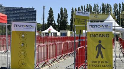 Bild: Eric Lalmand/dpa
Schilder weisen auf eine Corona-Testanlage an der Veranstaltungsstätte „Spoor Oost“ in Antwerpen hin.