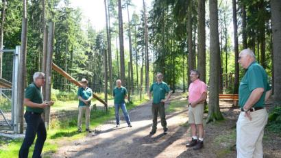 Bild: bey
Staatsforsten-Chef Reinhard Neft (von links), stellvertretender Forstbetriebsleiter Ingo Greim, Teamleiter Markus Kraus, Revierleiter Rudolf Stadler und Forstbetriebsleiter Stefan Bösl sowie Bürgermeister Reiner Gäbl loben bei der Besichtigung des umgebauten Wildgeheges die "hervorragende Zusammenarbeit" der Beteiligten.