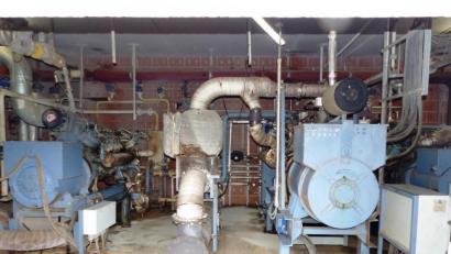 Bild: jp
Drei Zwölf-Zylinder-Motoren mit rund 1400 PS Leistung wandeln in Richt das Biogas in Strom und heißes Wasser um – mit dem das Heizwerk in Kastl mit einer Wärmeleitung versorgt wird.