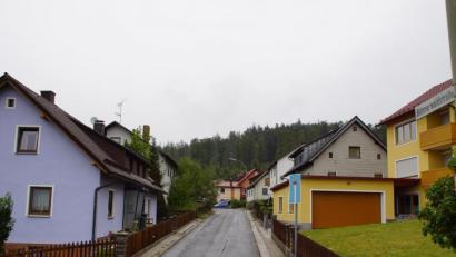 Bild: mmj
Die Gemeinde Stadlern strebt die Erneuerung seiner Kläranlage an. Bei der Kanalsanierung hat der Bereich an der Böhmerwaldstraße (Foto) mit oberste Priorität.