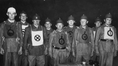 Repro: Alexander Graf
Auf den alten Bildern sei es nicht immer einfach, die Kameraden zu benennen, erklärt stellvertretender Vorsitzender Alexander Graf. Auf diesem Foto, das von einer Übung auf der Point stammt, sei es gelungen (von links): Stellv. Kommandant Josef Neidl, Johann Sperber, Johann Frauenknecht, Alois Reif, Johann Sperl, Josef Meindl, Ludwig Stepper, Lorenz Donhauser und Franz Meindl.