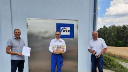 Bild: Gemeinde Kümmersbruck/exb
Werkleiter Günter Karzmarczyk (links) und Bürgermeister Roland Strehl (rechts) gratulieren dem neuen Wassermeister Thomas Krybus.