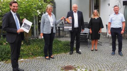 Bild: Bühner
Die Matinee "Autoren verbrannter Bücher" am 23. August stellen vor (von links) Landtagsabgeordneter Stephan Oetzinger, Regionalbibliotheksleiterin Sabine Guhl, Bürgermeister Lothar Höher, Pädagogische VHS-Leiterin Susanne Kriesche und VHS-Geschäftsführer Stefan Frischholz.