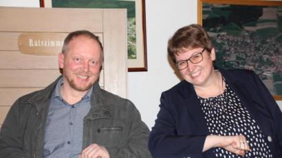 Bild: mp
Die Wähler in Dieterskirchen haben Anita Forster (CSU) zur Bürgermeisterin gewählt. Als fairer Verlierer zeigte sich Mitbewerber Thomas Köppl (Freie Wähler), der in Zeiten von Corona nicht per Handschlag, sondern per Ellbogen-Gruß gratulierte.