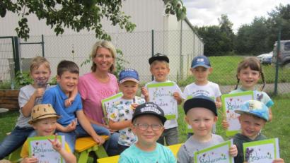 Bild: Kerstin Tapparelli
Damit die Kinder im Johanniter-Kinderhaus bei Conrad Electronic SE viel über Pflanzen lernen und auch praktisch erfahren können, basteln sie gemeinsam mit ihren Betreuungskräften ein Herbarium.