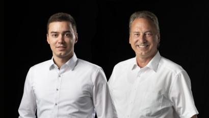 Bild: Firma Schmeller Bad&amp;Heizung/exb
Felix Schmeller (links) startet mit einer eigenen Firma durch und hat dabei seinen Vater Norbert Schmeller an der Seite. Der langjährige geschäftsführende Gesellschafter des Unternehmens an der Schulstraße ist zum 31. Mai aus dem Betrieb ausgeschieden.