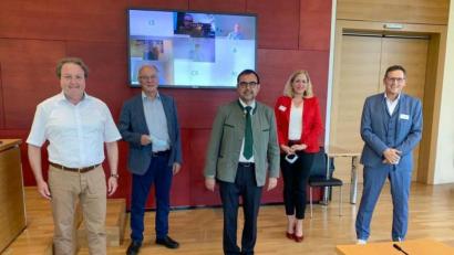 Bild: Geschäftsstelle Landesgesundheitsrat/Dr. Stefanie Spieckenbaum
In der Sitzung des bayerischen Landesgesundheitsrats (von links): Landtagsabgeordneter Helmut Radlmeier (CSU), Ex-MdL Heinz Donhauser, Vorsitzender Klaus Holetschek (CSU), Doris Kölbl, Koordinatorin integrative Onkologie und Dr. Harald Hollnberger, Ärztlicher Direktor am Klinikum Amberg.