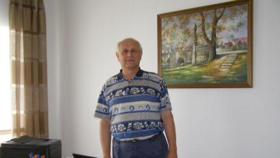 Bild: pz
Karl-Hans Hofmann in Freizeitkleidung in seinem Büro daheim. Im Hintergrund ein Bild mit der Ansicht der Nepomuk-Brücke und der Basilika im Hintergrund.