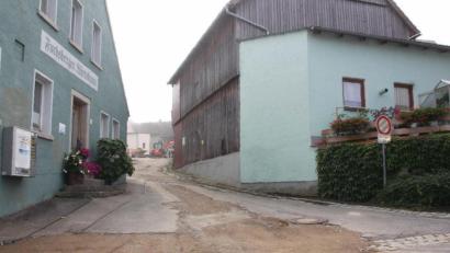 Bild: frd
"Desolat", so ist in der Sitzung des Teunzer Gemeinderats der Zustand der Wirtsgasse in Fuchsberg beschrieben worden. Nun ist im Zuge des Kanalbaus ein Komplettausbau auf den Weg gebracht.