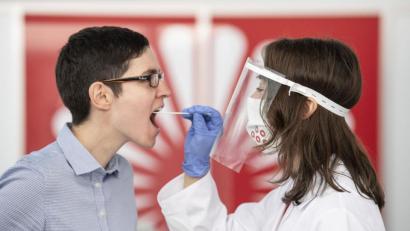 Symbolbild: Boris Roessler/dpa
Corona-Tests (Symbolbild) sind derzeit ein wichtiger Baustein im Kampf gegen Covid-19. Aber eben nicht der einzige, sagt der Amberger Gesundheitsamtsleiter Dr. Roland Brey.