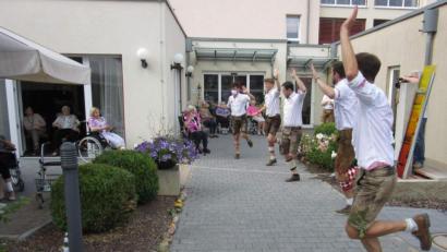 Bild: u
Unter dem Motto „Plattln für ein Lächeln im Gesicht“ präsentieren die fünf Burschen vom Neidaffer Plattlclub den Evergreen-Senioren Plattl-Kunst vom Feinsten zu traditionellen wie aktuellen Musikstücken. Die Plattler (von vorn nach hinten): der Gustl, der Jackl, der Vitus, der Kordl und der Dammer.