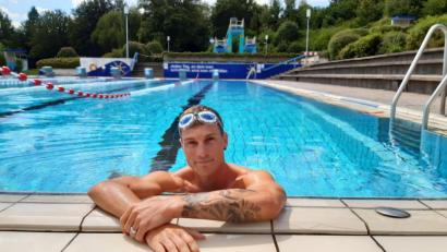 Bild: Lowak
Noch ist Martin Riedl entspannt. Am Sonntag wird sich das aber ändern, wenn er in den frühen Morgenstunden zu seinem ganz privaten Ironman startet. Um 7 Uhr morgens geht's im Freibad Pleystein ins Wasser.