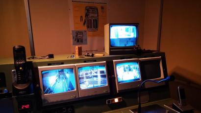 Bild: Thomas Dobler
Rund 800 Atemschutzträger werden jedes Jahr durch die Strecke in Schwarzenfeld geschleust, dazu noch zahlreiche die Lehrgangsteilnehmer. Von diesen Monitoren aus werden die Übungen überwacht.