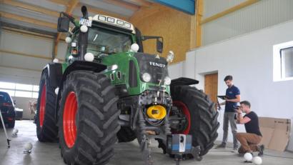 Bild: ws
Am Montag dreht sich auf dem Hof von Johann Schmid in Hohenwald alles um ihn: Jan-Hendrik Pfitzner (rechts) und Niklas Schumacher von "Giants Software" scannen und fotografieren Schmids Fendt Vario 820 TMS. Der Bulldog soll später einmal möglichst detailgetreu durch das Computerspiel Landwirtschafts-Simulator rollen.