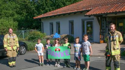 Bild: nza
Die Kinder vom Kindergarten bedankten sich bei der Feuerwehr mit einem selbstgebastelten Plakat.