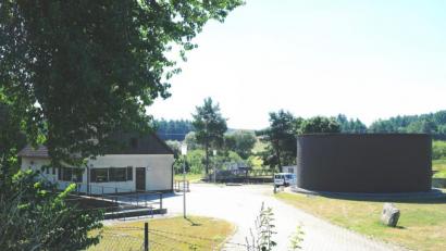 Bild: do
Die Sicherheit der Trinkwasserversorgung und der Abwasserentsorgung hat ihren Preis. Die Marktgemeinde Kirchenthumbach rechnet mit Sanierungskosten in zweistelliger Millionen-Höhe für das Wasserwerk, das Klärwerk (Bild) und für marode Ver- und Entsorgungsleitungen.