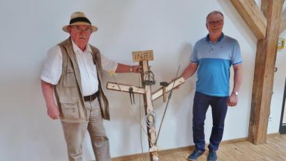 Bild: rha
Heinrich Deinzer (links) übergibt sein selbst gefertigtes Arma-Christi-Kreuz an den Konnersreuther Bürgermeister Max Bindl. Es soll zusammen mit einer Texttafel im dortigen Therese-Neumann-Museum, das im Mai 2021 eröffnet wird, ausgestellt werden.