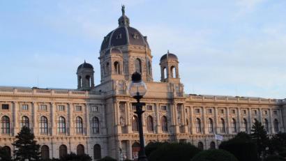 Bild: sfo
Ein Foto von der gemeinsamen Wien-Reise mit meinem Bruder. Hier ist eines der Museen zu sehen, die sich am Maria-Theresien-Platz in Wien befinden. Dort gibt es das Naturhistorische und das Kunsthistorische Museum.