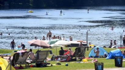 Bild: Gabi Schönberger
Viele Besucher baden am Freitag im Gaisweiher bei Flossenbürg. Aber Handtuch an Handtuch liegen die Menschen nicht.