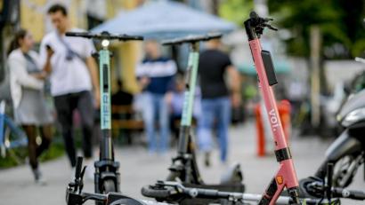 Bild: Axel Heimken/dpa
Die Elektro-Scooter sind seit einem Jahr auf deutschen Straßen unterwegs.